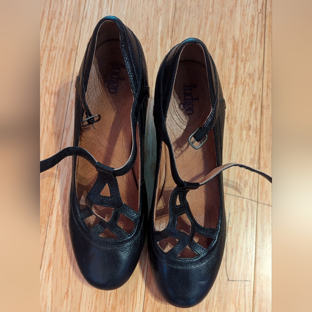 Clark's indigo pumps